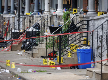 原是悼念枪案遇难者,现场却遭第二轮屠杀!南费城枪击案,110发子弹扫射派对!居民尖叫逃命、血迹遍地!